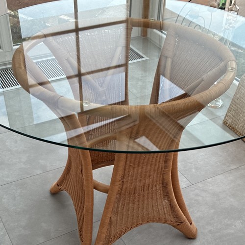 Tisch mit rattangestell und - tisch,
